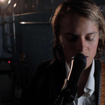 Marika Hackman releases live cover of Elliott Smith’s ‘Between The Bars’