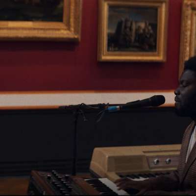 Michael Kiwanuka performs ‘Solid Ground’ at V&A Museum
