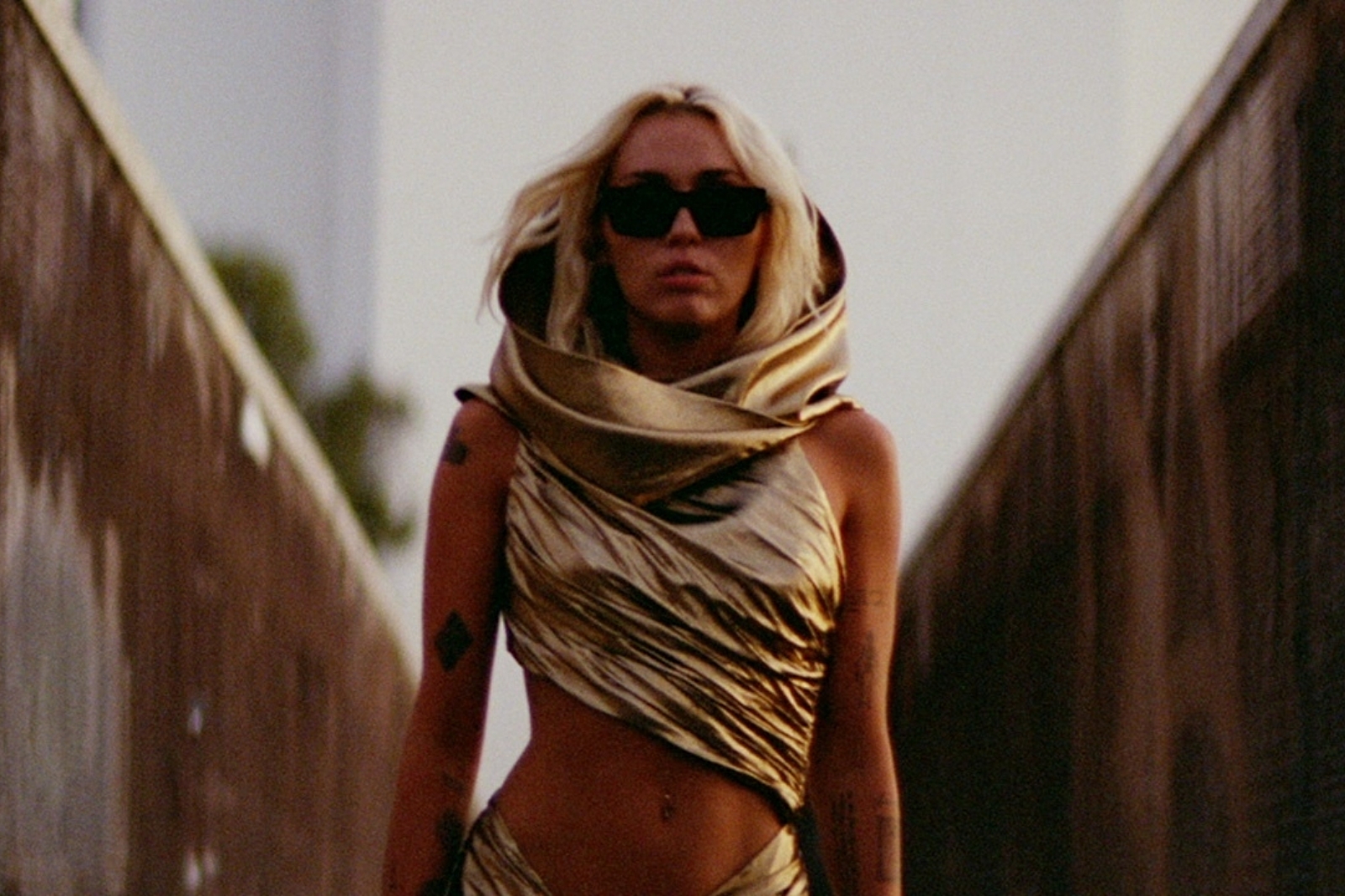 Miley Cyrus releases new track 'Flowers'