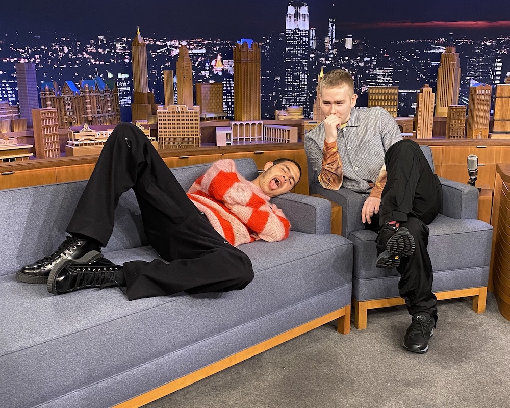 Mura Masa and slowthai unleash ‘Deal Wiv It’ on Jimmy Fallon