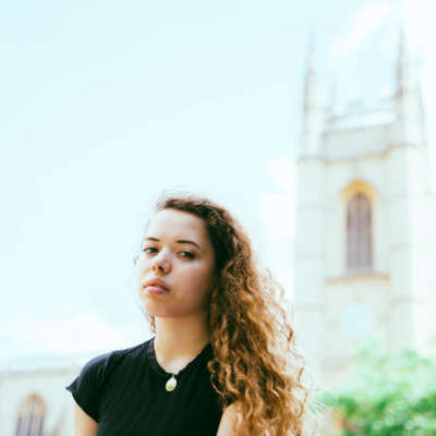 Nilüfer Yanya shares ALASKALASKA remix of ‘Baby Luv’