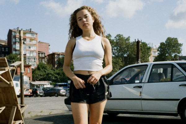 Nilüfer Yanya unveils ‘H34T RISES’ visuals