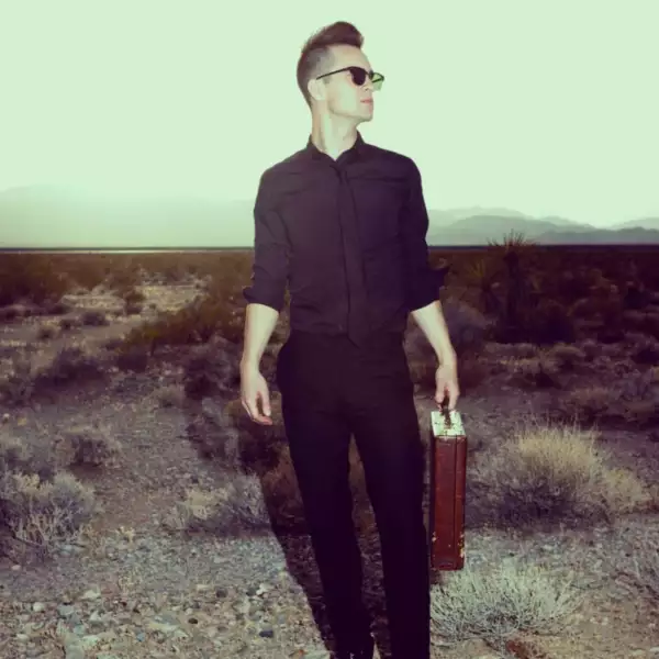 Watch a drunk Brendon Urie of Panic! At The Disco retell the story of Fall Out Boy
