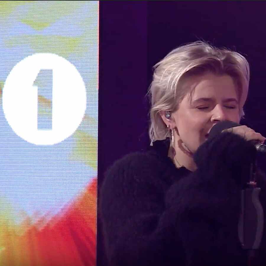 Robyn covers 'Last Christmas' and performs 'Honey' in the Live Lounge