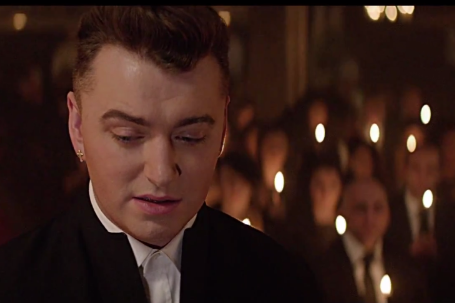 Sam Smith in the Lonely hour. Sam Smith с бокалом. Сэм Смит клип в платье. Sam Smith в корсете.