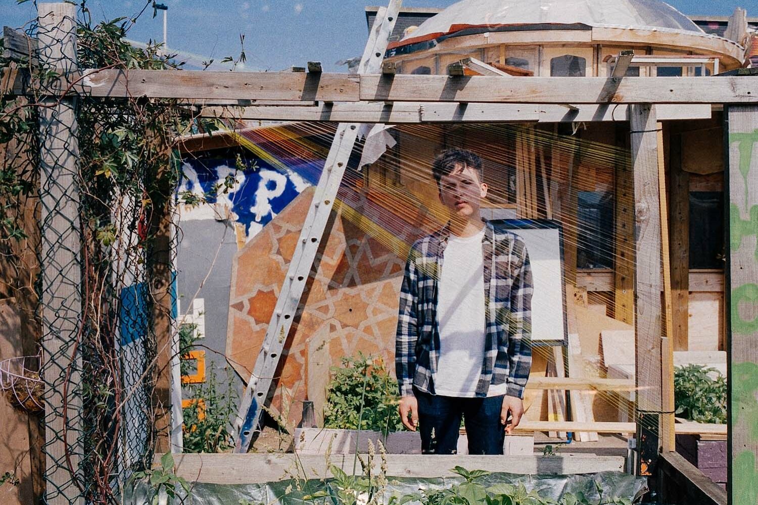 Ten Tonnes shares new track ‘Cracks Between’