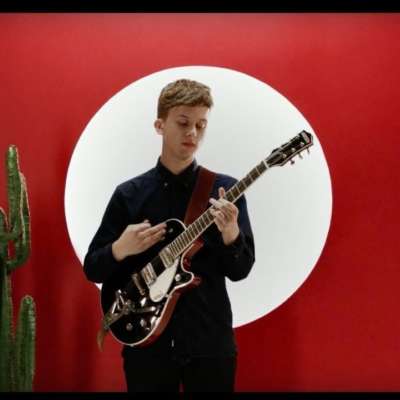 Ten Tonnes shares video for ‘Cracks Between’