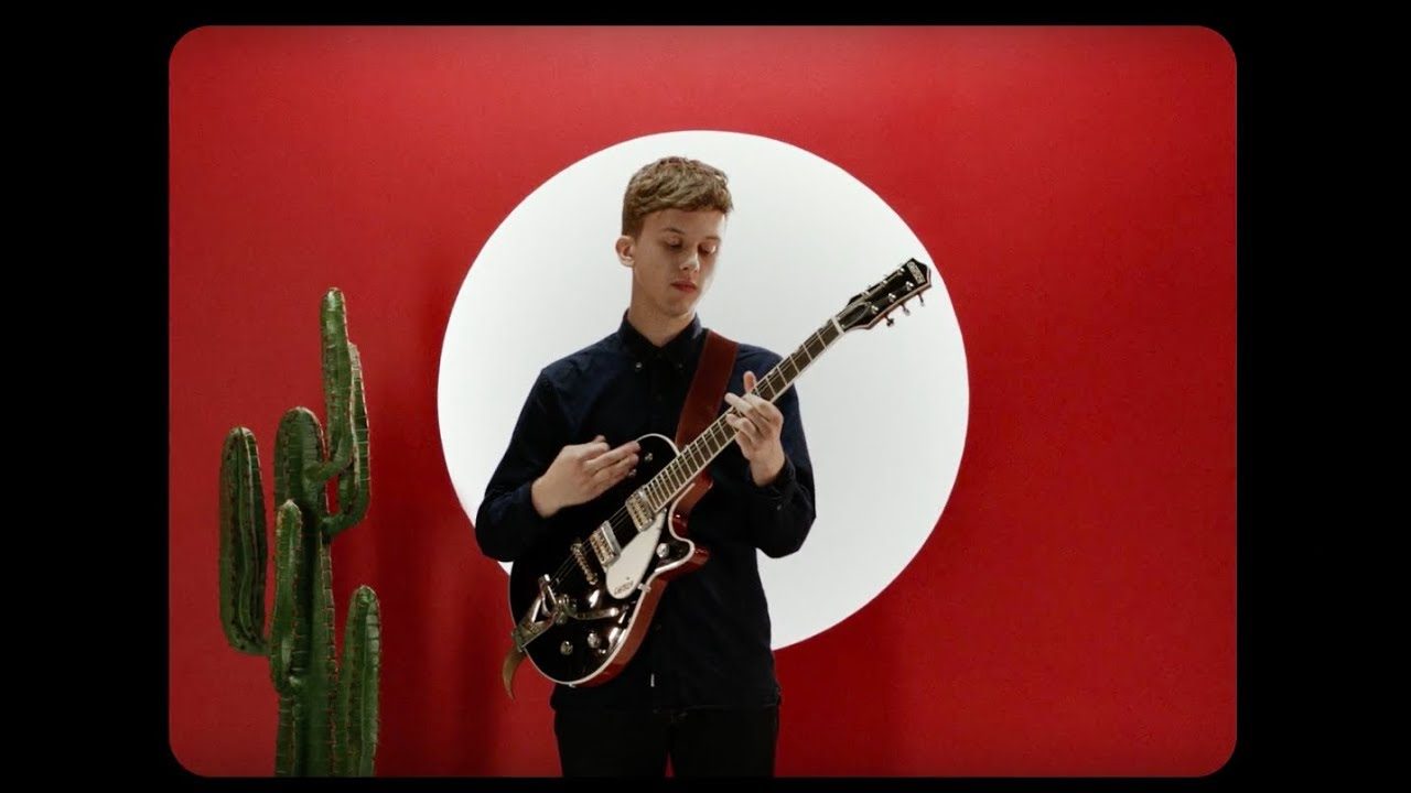 Ten Tonnes shares video for ‘Cracks Between’