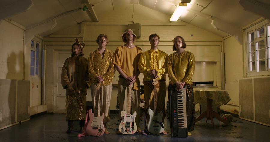 Tiña share new ‘Dip’ video
