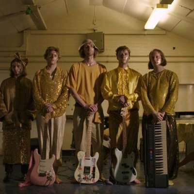 Tiña share new ‘Dip’ video