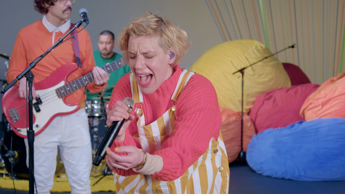 Tune-Yards perform ‘hold yourself’ on The Late Show