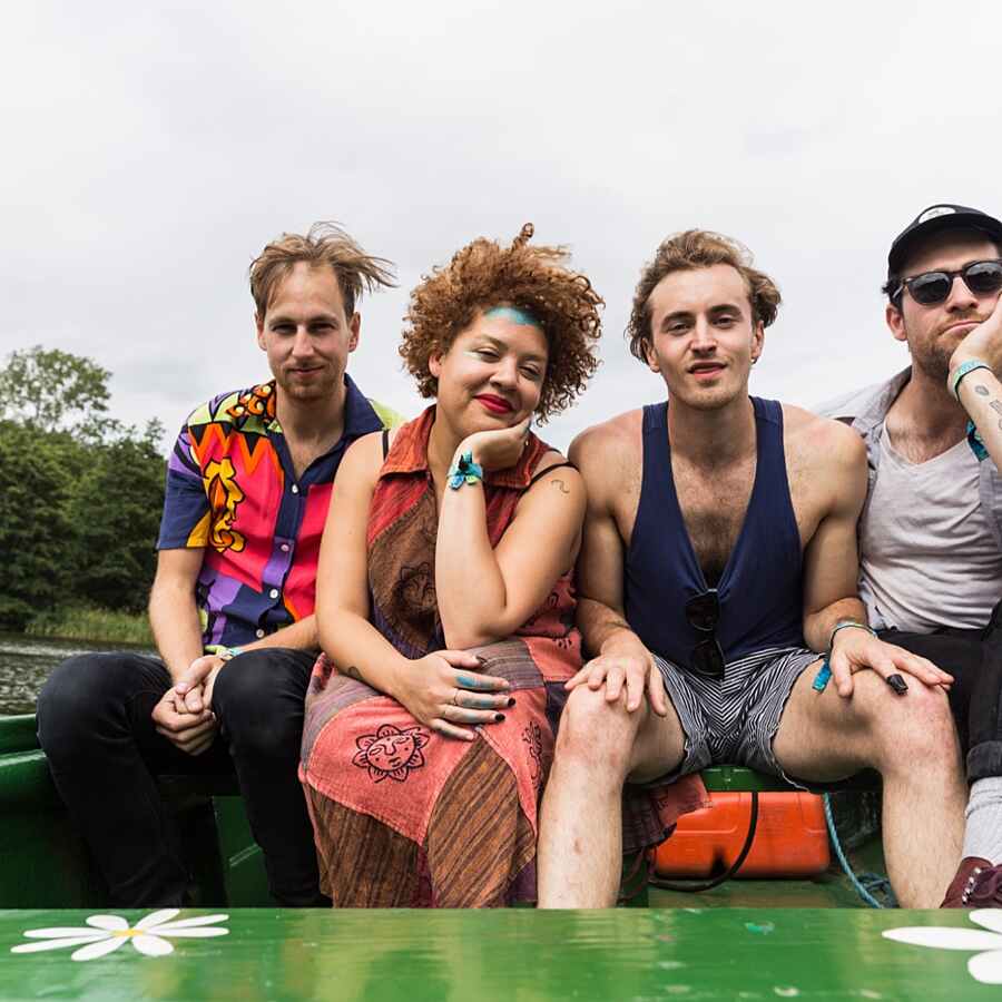 Weaves talk Latitude: "Just as we were about to go on, my nail fell off!"