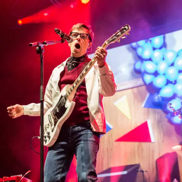 Weezer cover Blink-182’s ‘All The Small Things’ at Riot Fest
