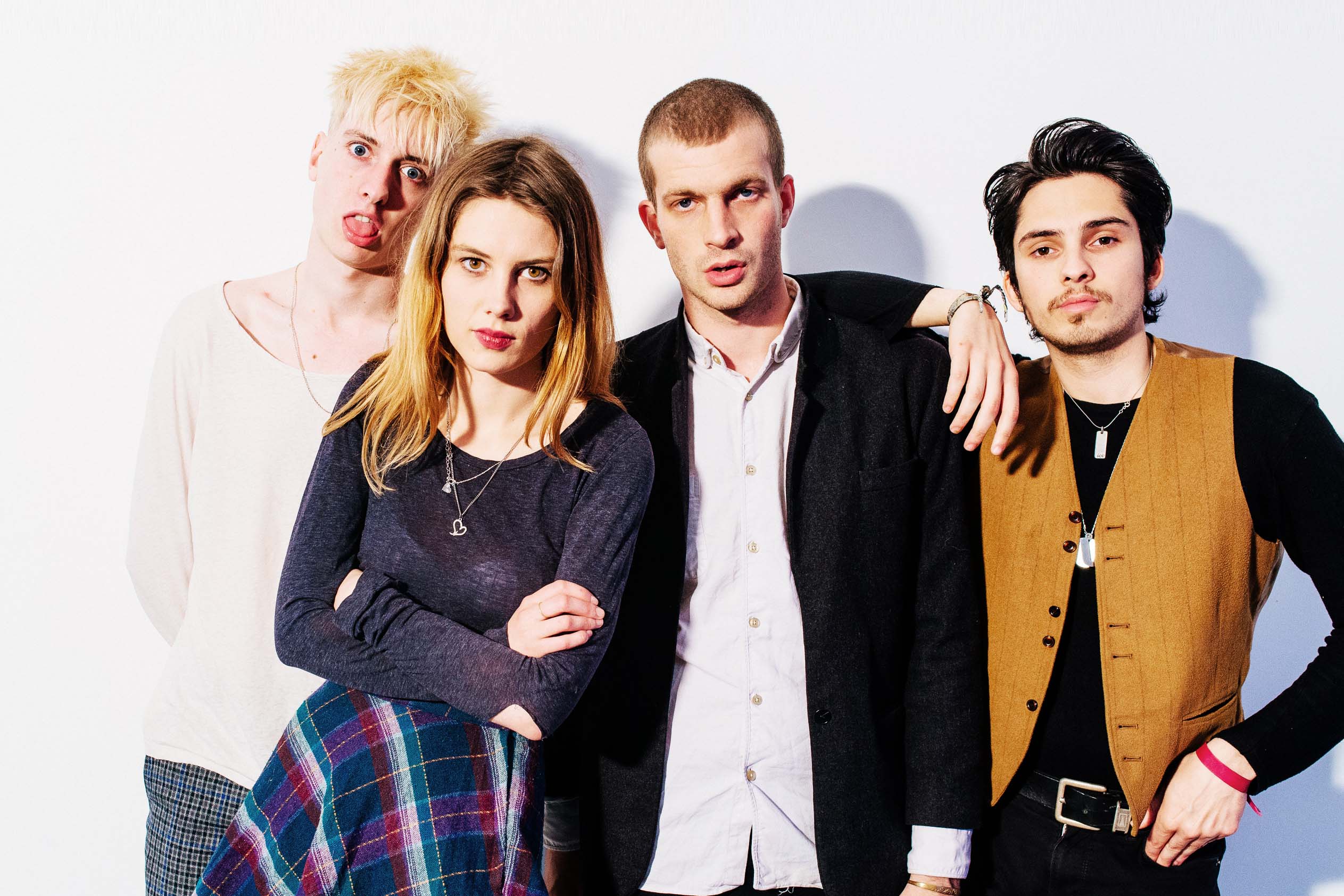 Wolf alice silk. Wolf Alice. Wolf Alice album. Wolf Alice 2017. Wolf Alice солистка.